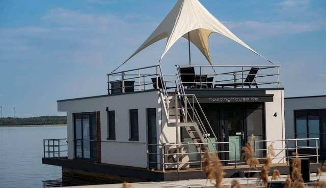 Floatinghouse Albatros: lake view & terrace for relaxing days in the Spreewald