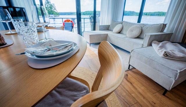 Floatinghouse Pina WOMA D13 – Modern Houseboat with Rooftop Terrace on Röblinsee