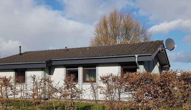 Freistehendes Ferienhaus in 2.Reihe am See by Interhome