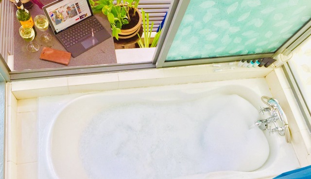 Fully furnished 1 bedroom apartment comes with hot bathtub
