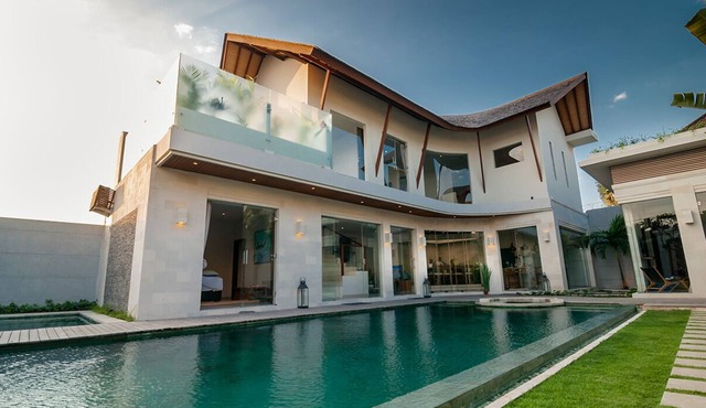 Glorious 4BR Villa, Seminyak! 7Min Walk To Eat Street! W/Private Swimming Pool!
