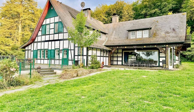 Half-Timbered Villa EMG, Private Lake & Jacuzzi, Sauna, up to 22P near Osnabrück