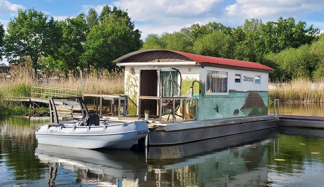 Hausboot, schwimmendes Ferienhaus im Havelbogen, Haus auf dem Wasser