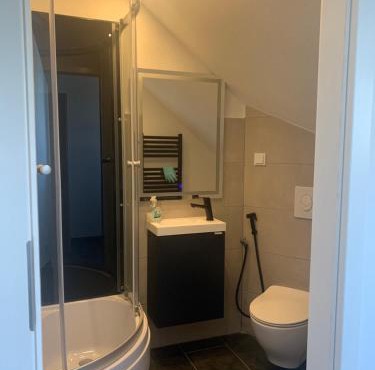 Helles Dachzimmer