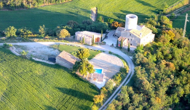 Historic, spacious and very quiet. Great location! Barcelona-Girona. free wi-fi