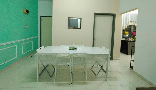 Homestay Tasneem Muslim For 9 with WiFi