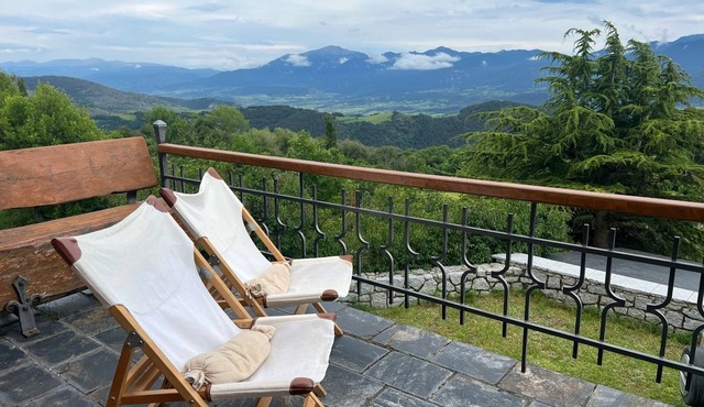 House overlooking the Cadí-Moixeró massif, traditional from the 70s with magical
