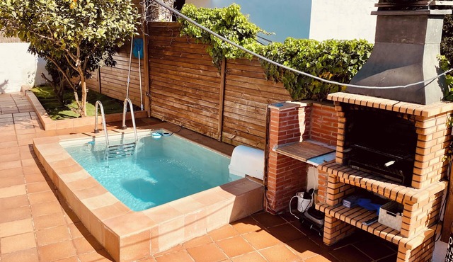 House with swimming pool next to Barcelona, pets are welcome!