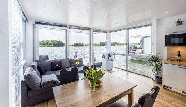 Houseboat Maris with a large sun terrace in Zehdenick