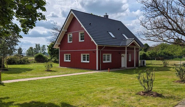 Idyllic Swedish-style vacation home with garden, close to the lake and a paddock