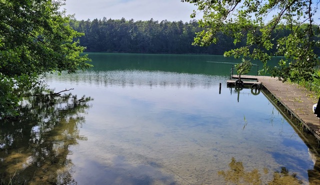 Idyllically situated forester's lodge on the lake with jetty, secluded location