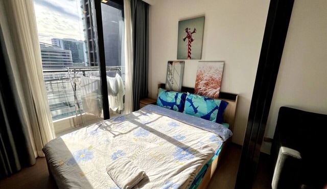 Infinity Pool Condo w/Workspace, Gym & Walk to MRT