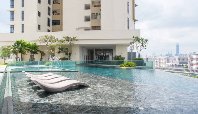 Kuala Lumpur KLCC | Stylish & Comfy | 5★ Location, Netflix, Pool + Gym 02