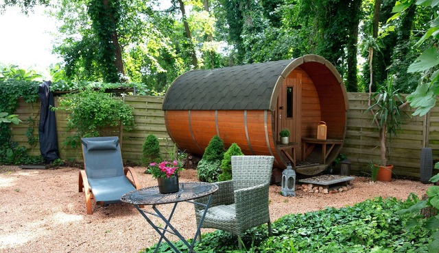 Lakefront Holiday Cottage with Private Terrace and Wi-Fi