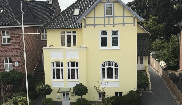 Large Apartment with Sauna in central Buxtehude. NO RENTAL TO FITTERS.