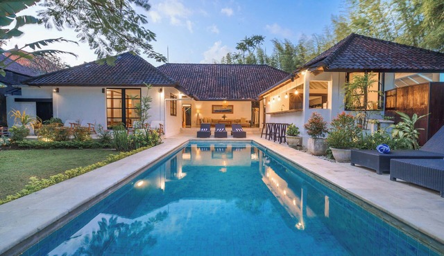 LARGE GROUPS, 10 BDR, NR BEACH, GREAT INCLUSIONS