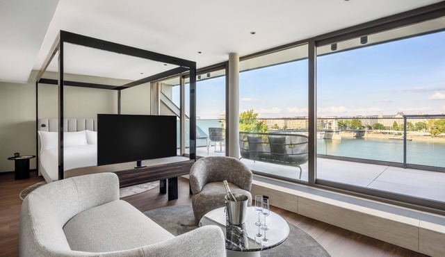 Leon Hotel & Lounge