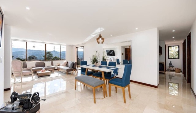 lEPl Spacious 3 bd Apt in El Poblado w/Parking