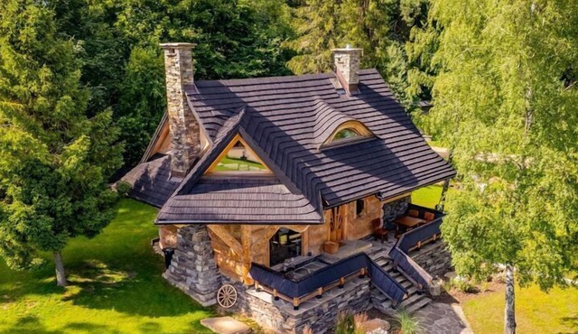 Luxurious cottage with a fireplace in Zawadka