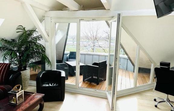Luxury Rooftop Loft with river view 10min to city in Düsseldorf