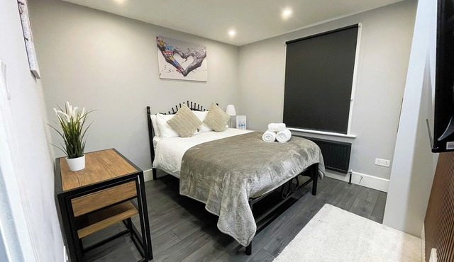 Luxury Studio In Guest House | Vibrant London