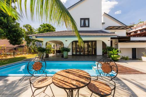Maison Blanc TTDI, 16-22pax, Swimming Pool, One Utama