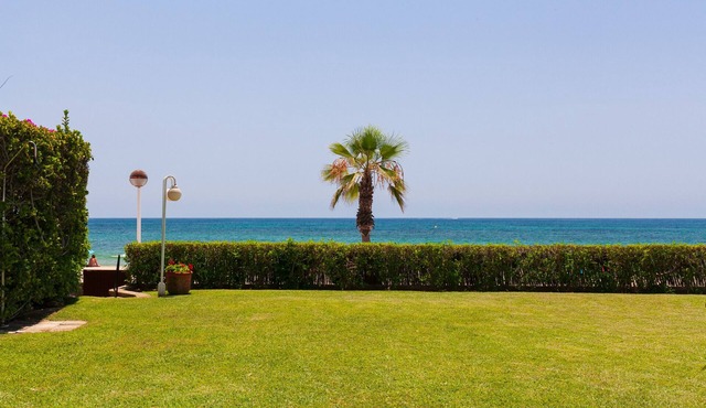 Mediterranean Beachfront House: CASA GERANIS