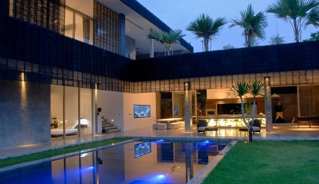 Modern 4BD Villa with Pool