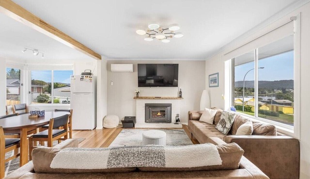 Modern Coastal Escape in Triabunna in Triabunna
