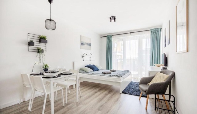 Modern Riverside Apartment with Free Parking