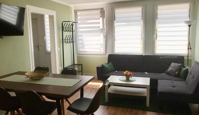 Moderne Ferienwohnungen mit Terrasse, Pool, Wallbox & Spielplatz in den Götzer Bergen - ideal für Ihren Berlin-Besuch und auch für Gruppen bis zu 40 Personen geeignet
