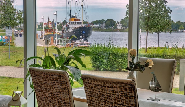 "myHarbourfront", luxury living on the harbor pier