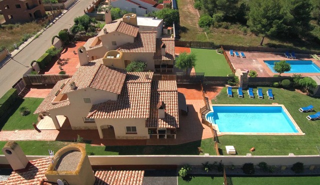 Neus Bará 11 pax House, Wifi, garden and pool 5 minutes from beach.