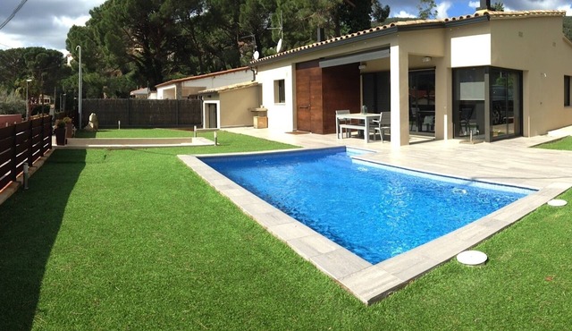 New villa with swimming pool in the Costa Brava. Now with WiFi!
