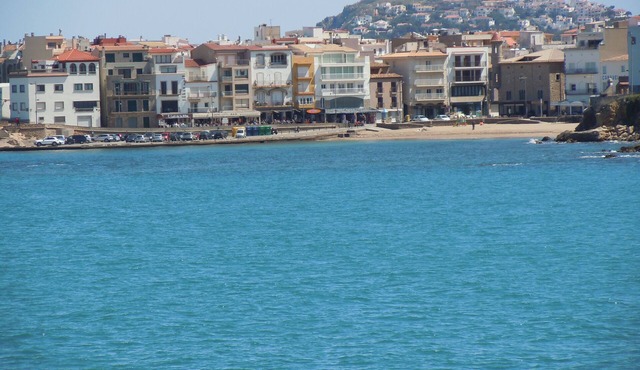 Nice bright apartment, quiet, large garden, 5 minutes to the sea, internet, satellite, tv