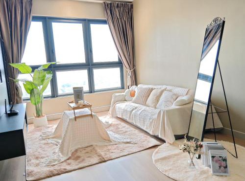 Perfect for Families & Larger Groups, KL MRT- M Vertica