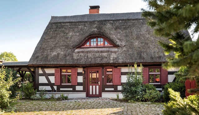 Pommernhaus Seevogelhof in Rieth fireplace rowing boat - thatched half-timbered house,