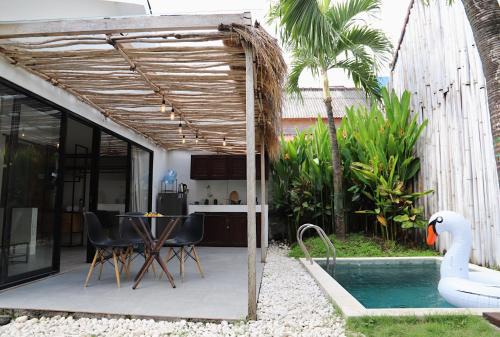 Private Pool Villa, Garden and Parking near Canggu