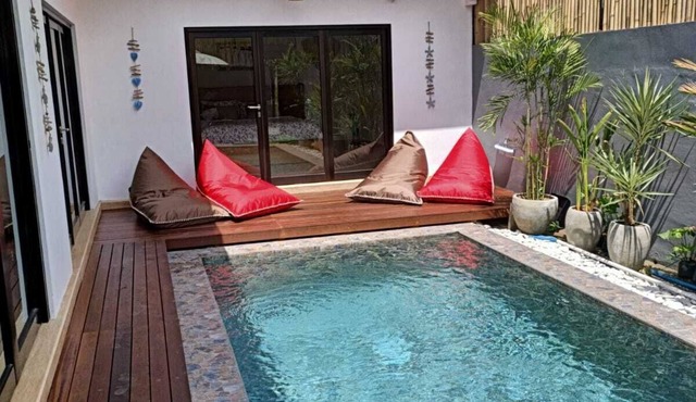 Private Villa with pool. Top location, a short walk to the beach