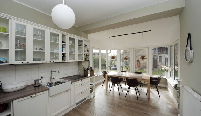 Quiet and stylish vacation idyll: semi-detached house with pool and fireplace, 800 m to the lake