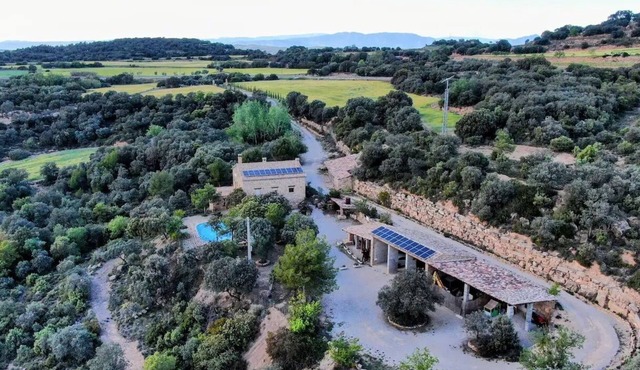 Rural house with swimming pool for groups of up to 15 people