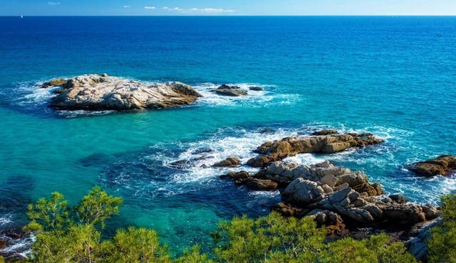 Seafront bliss for 16 people – 40km to Barcelona!