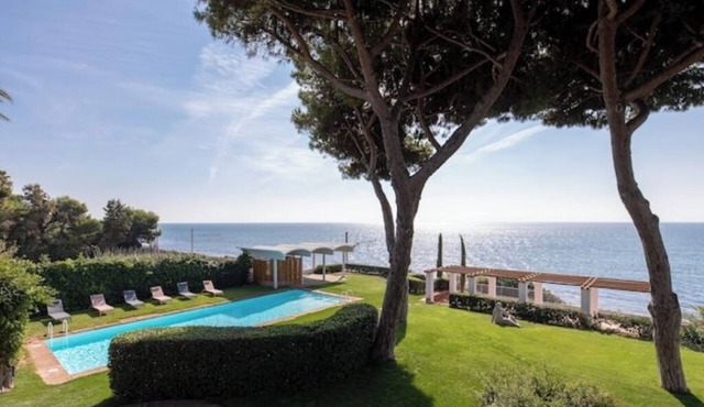 Seafront villa with private beach access