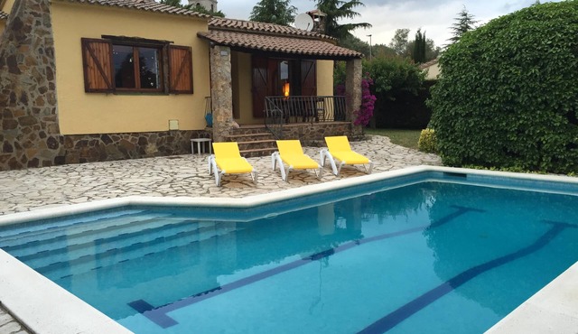 Secluded house with pool, barbecue and garden 10min. of the beach. Ideal families