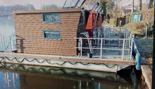 Small houseboat ideal for fishing. Contact us +49 177 5927586
