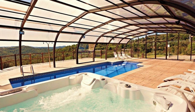 Spa& Heated swimming pool, field FOOTBALL and PADDLE, air-conditioning, WIFI.
