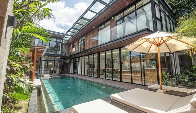Spacious 12BR Retreat 400m from Café Del Mar