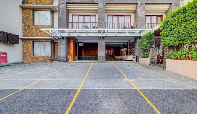 Spacious 2-BD Private Villa W/Free Parking Pool