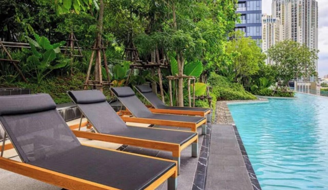 Spacious 2 Bed w/Pool, Sauna & Gym, 300m from MRT