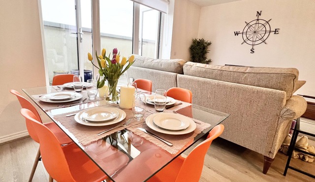 Spacious 3-Bed Flat w/Balcony and Private Parking